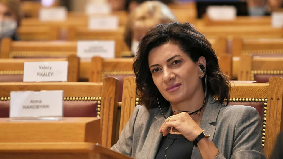 Супруга премьер-министра Армении Анна Акопян направляется в командировку в США