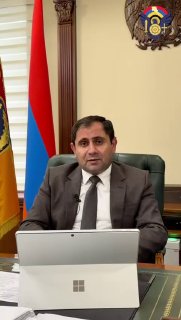 Военнослужащие в форме на фоне флага Армении, Котайк