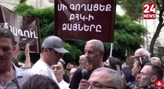 Оппозиционер Акопкохян объявил голодовку у здания ЦИК в Абовяне