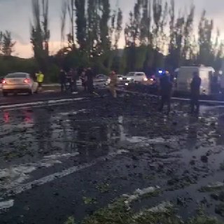 Поврежденный мост и автомобили после удара молнии в Абовяне