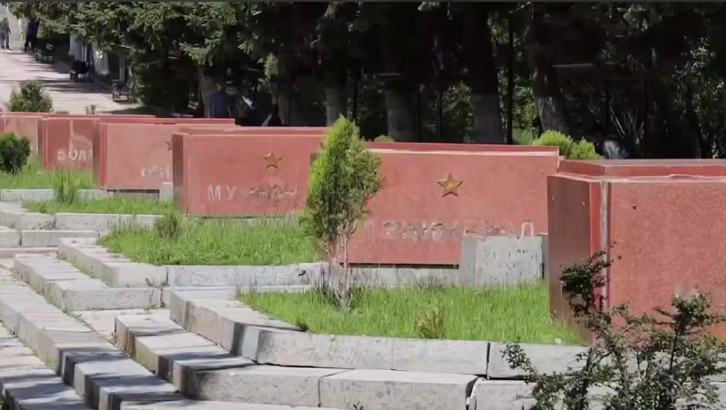Пропавшие буквы с мемориала «Мать Армения» в Гюмри найдены в мусорном баке