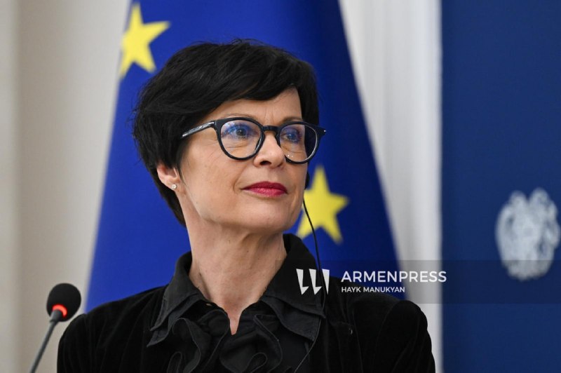 Марта Кос, комиссар ЕС, на фоне флагов Евросоюза и Армении, обсуждает поддержку Армении в Абовяне.
