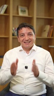 Министр финансов Армении Ваге Ованнисян выступает с отчетом об экономическом росте в Абовяне
