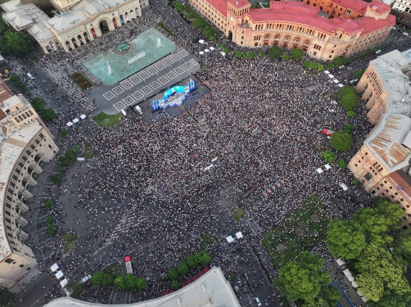 Кадры с итогового митинга партии «Гражданский договор» на площади Республики в Абовяне