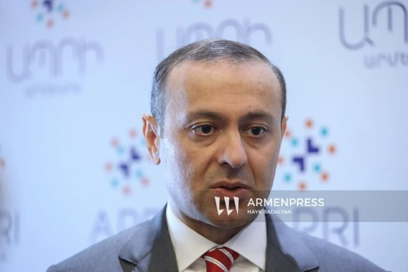 Секретарь Совета безопасности Армении Армен Григорян на брифинге в Абовяне.