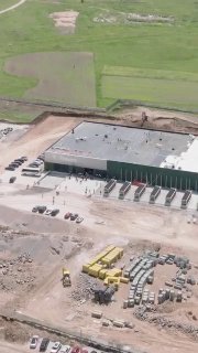 Министр Мхитар Айрапетян на открытии завода по производству ИИ в Котайке