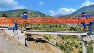 Монтаж мостовых балок с помощью Launching Gantry на участке Каджаран-Агарак трассы Север-Юг в Сюнике