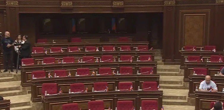 Оппозиция вновь бойкотирует сессию парламента Армении: в Абовяне и Котайке ждут досрочных выборов