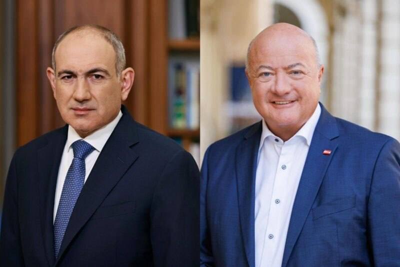 Федеральный канцлер Австрии Кристиан Штокер поздравляет премьер-министра Армении Никола Пашиняна