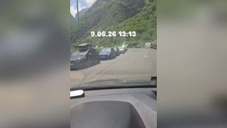 Вид на КПП Верхний Ларс с очередью из автобусов и машин с номерами РФ