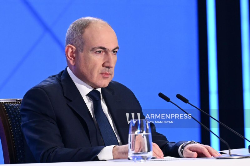 Никол Пашинян выступает перед аудиторией в Абовяне, Армения, после победы на парламентских выборах.