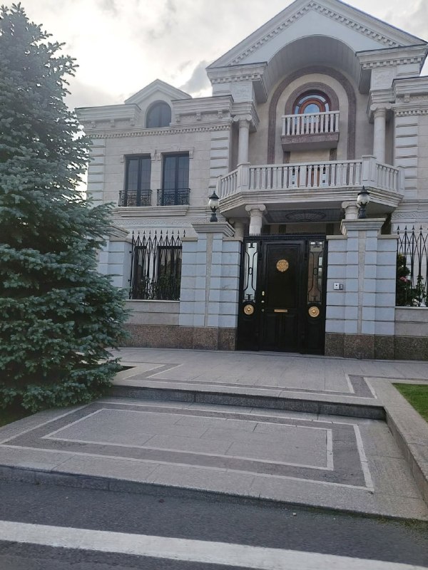 Особняк семьи Карапетянов в Абовяне, предположительно разделённый на пять частей для снижения налогов.