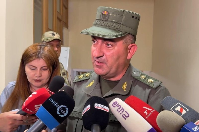 Эдвард Асрян в парламенте Армении комментирует совместимость оружия, Абовян