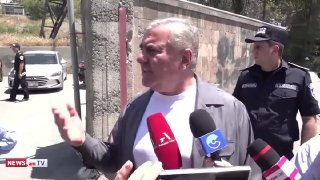 Портрет оппозиционера Самвела Карапетяна на фоне здания парламента Армении в Ереване