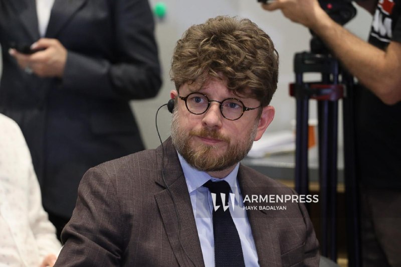 Посол Франции Оливье Декотиньи выступает на встрече с армянскими экспортерами в Армении, обсуждая экономическое