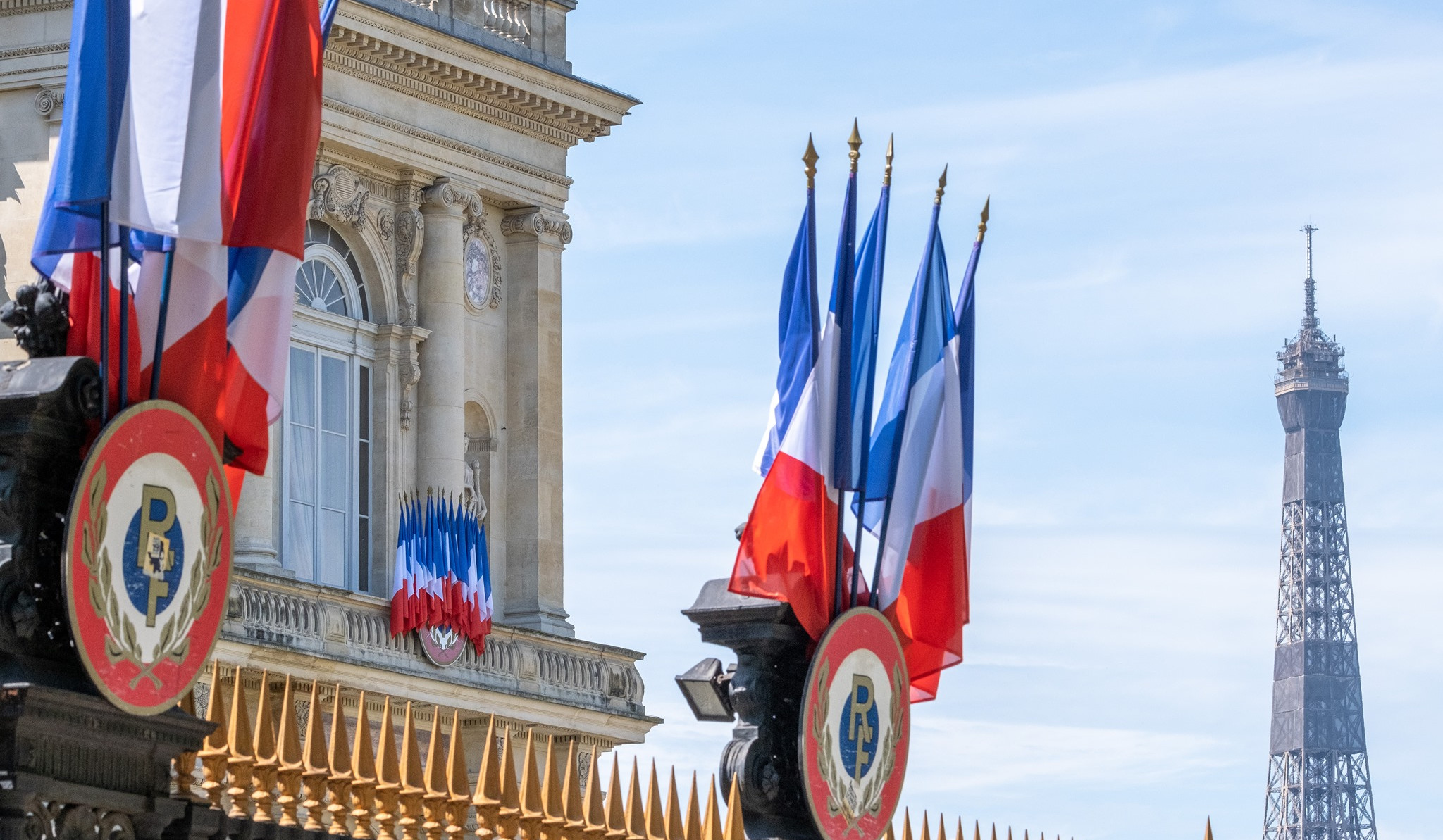 Флаг Франции и Армении на фоне здания МИД Франции