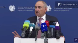 Премьер-министр Армении Никол Пашинян выступает с заявлением о мирных проектах