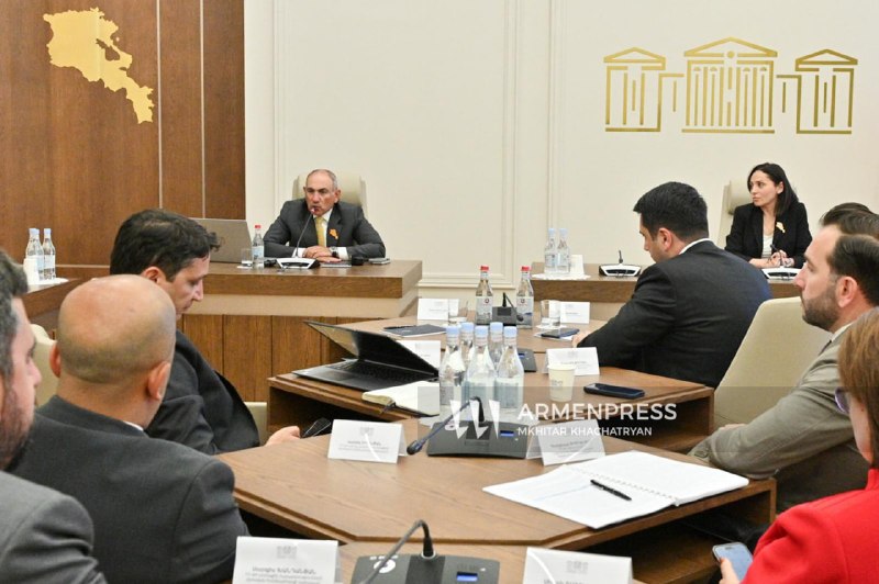 Никол Пашинян выступает в парламенте Армении, обсуждая мирное соглашение и проект TRIPP для Абовяна и Котайка