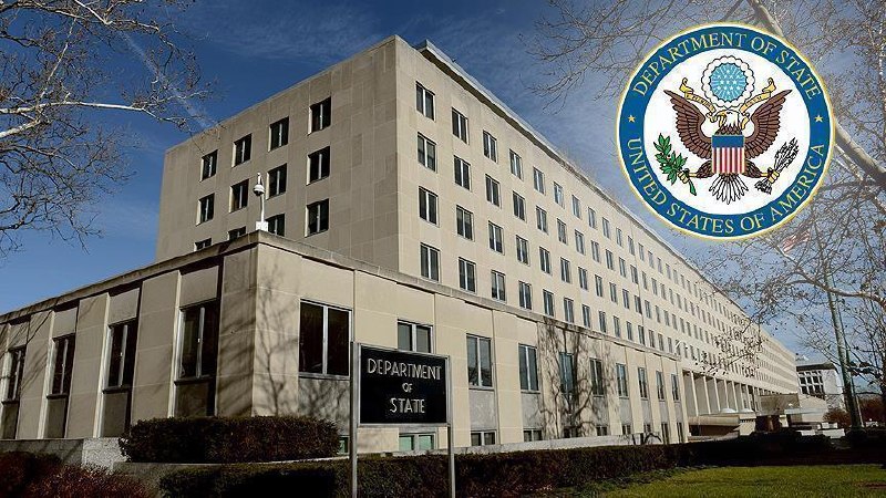 Флаги США и Армении на фоне правительственных зданий в Абовяне, символизирующие международные отношения и поддержку