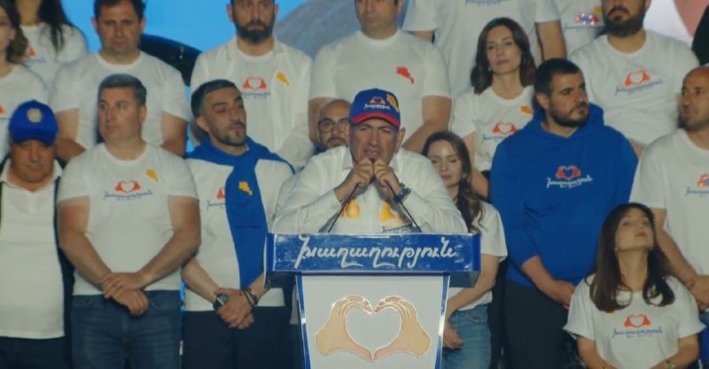 Никол Пашинян выступает перед избирателями в Абовяне, Котайк, на предвыборном митинге.