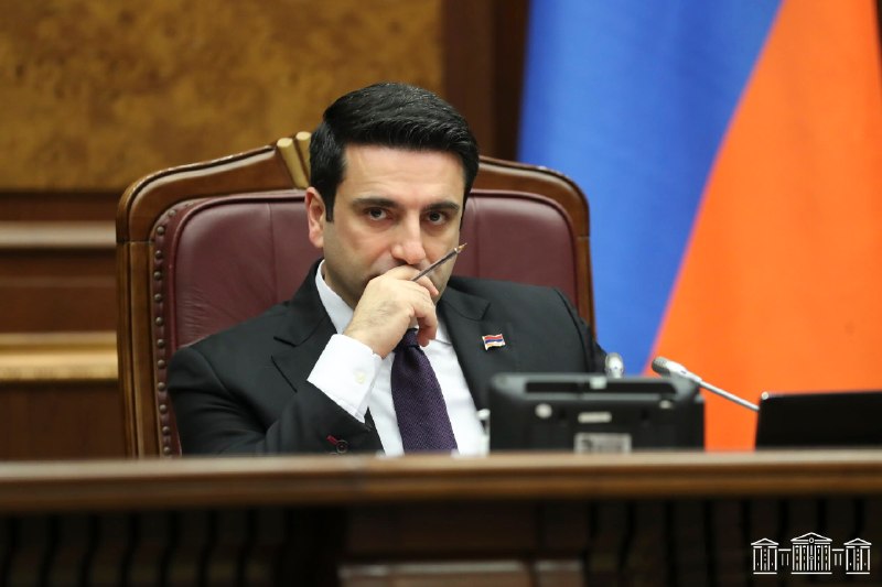 Представитель оппозиции у здания ЦИК Армении в Ереване