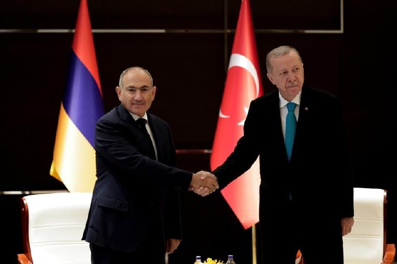 Президент Турции Реджеп Тайип Эрдоган и премьер-министр Армении Никол Пашинян на фоне флагов