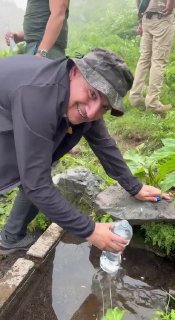 Никол Пашинян пьет горную воду в Абовяне, Котайк