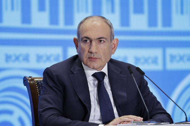 Премьер-министр Армении Никол Пашинян выступает с приглашением выпускникам ведущих вузов мира