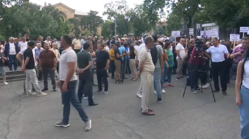 Митинг оппозиции перед Конституционным судом в Ереване: собрались лишь несколько сотен человек